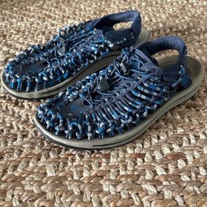 Keen Women's UNEEK Sneaker size 8.5